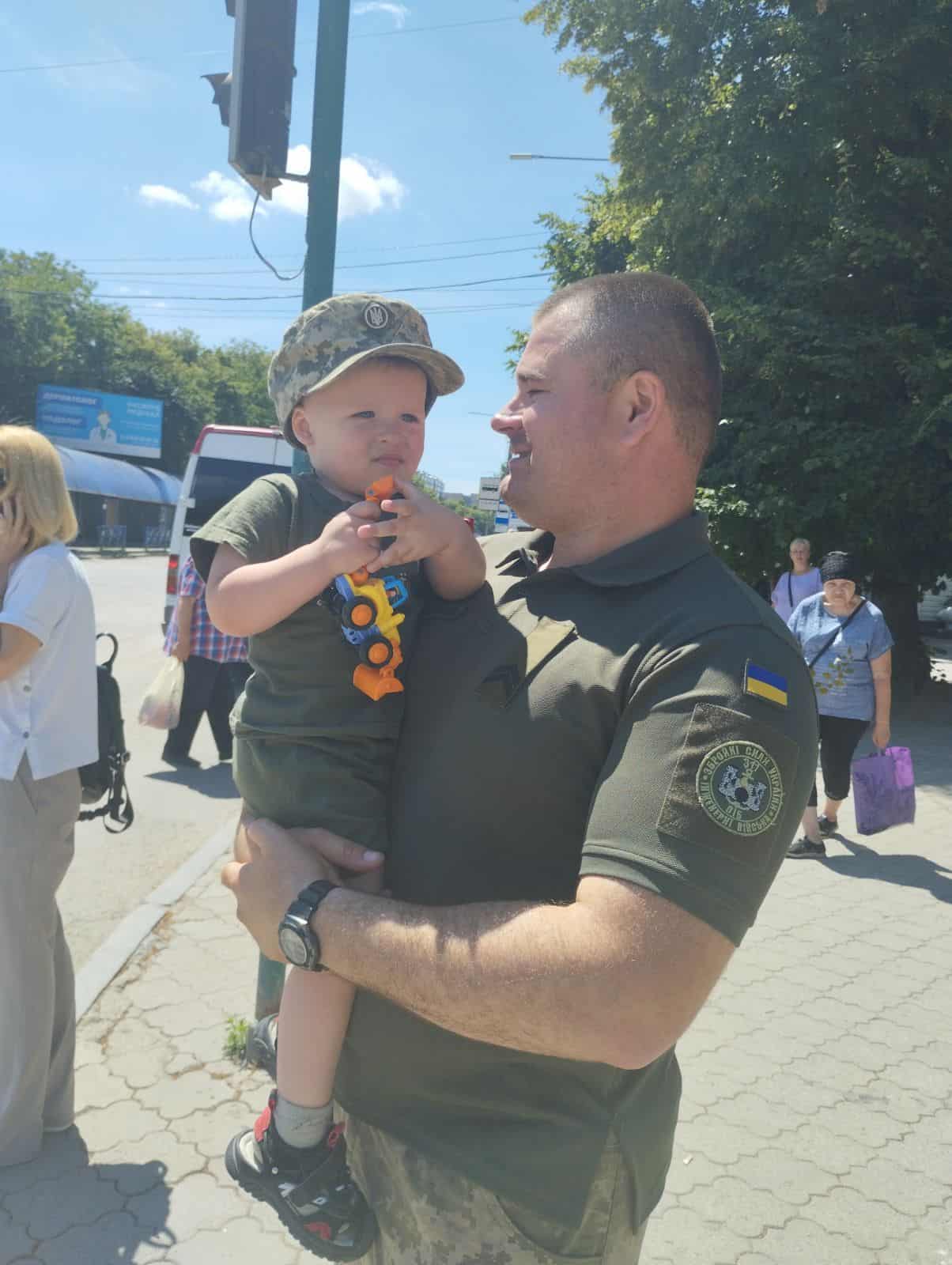 Военный Алексей Наконечный вместе с сыном. Фото: информационный портал Лиманщины «ЗОРЯ инфо»