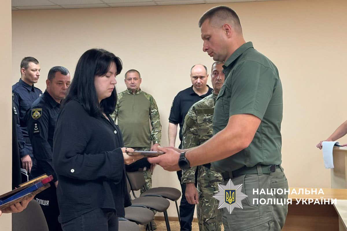 Вручення нагород загиблих поліцейських їхнім родинам. Фото: поліція Донеччини