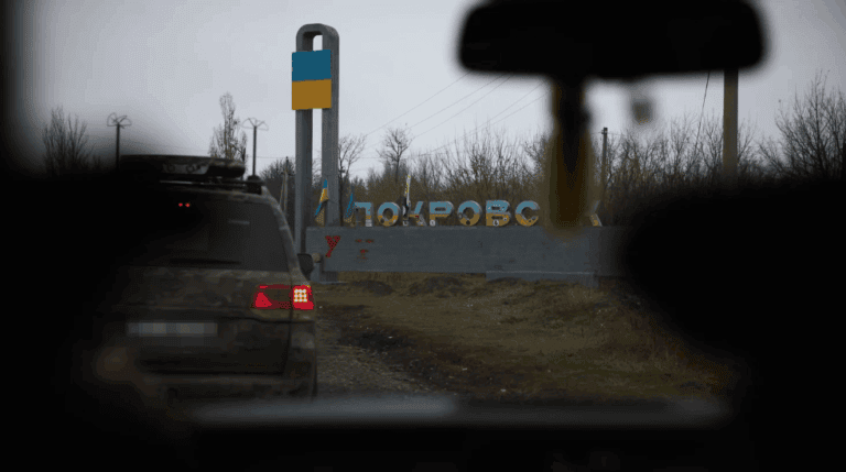 Около 1,3 тысячи гражданских лиц до сих пор остаются в Покровске. Там закрылся последний магазин, гуманитарная помощь была месяц назад.