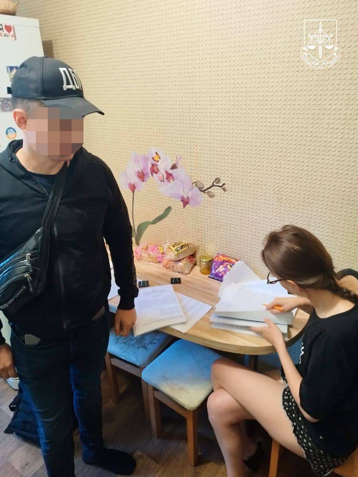 Підозрювана у видачі фіктивних рішень працівниця Мар'їнського рійонного суду. Фото: Офіс Генпрокурора