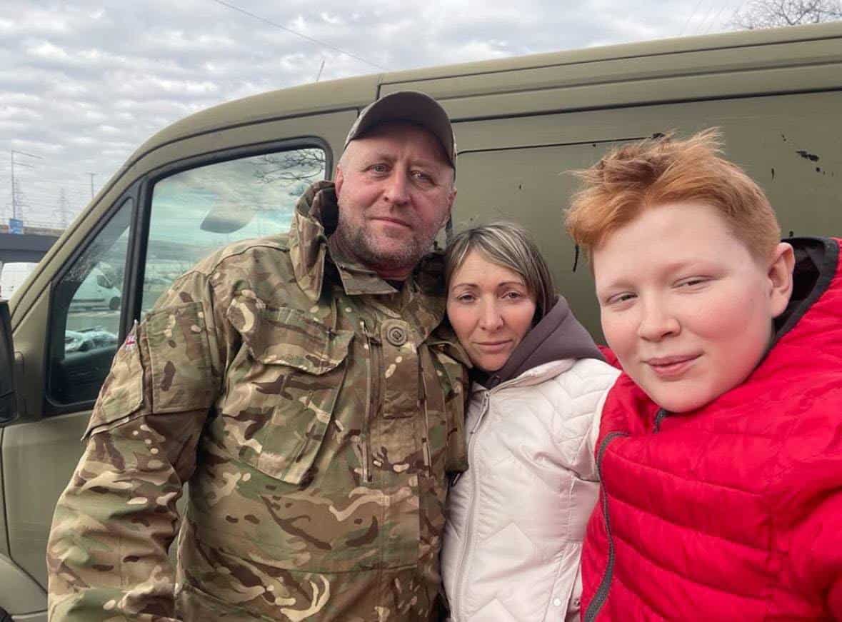 Военный Анатолий Трохименко вместе с женой Ольгой и сыном Ильей. Фото из архива семьи