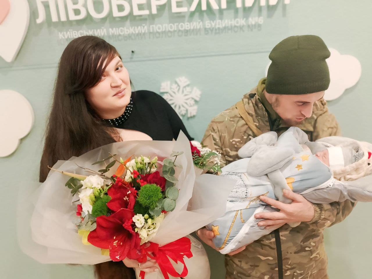 Військовий В’ячеслав Бахур разом із дружиною Олесею та сином Макаром під час виписки з пологового. Фото з архіву родини