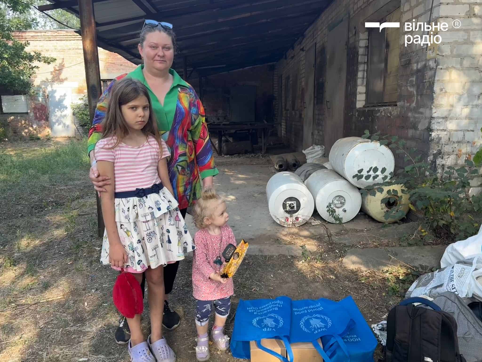 Переселенці в транзитному пункті в Павлограді 