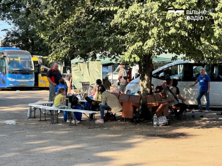 Перегляньте новину: «Ситуация выравнивается». День в транзитном центре Павлограда после открытия новых пунктов (репортаж) «Ситуация выравнивается». День в транзитном центре Павлограда после открытия новых пунктов (репортаж)