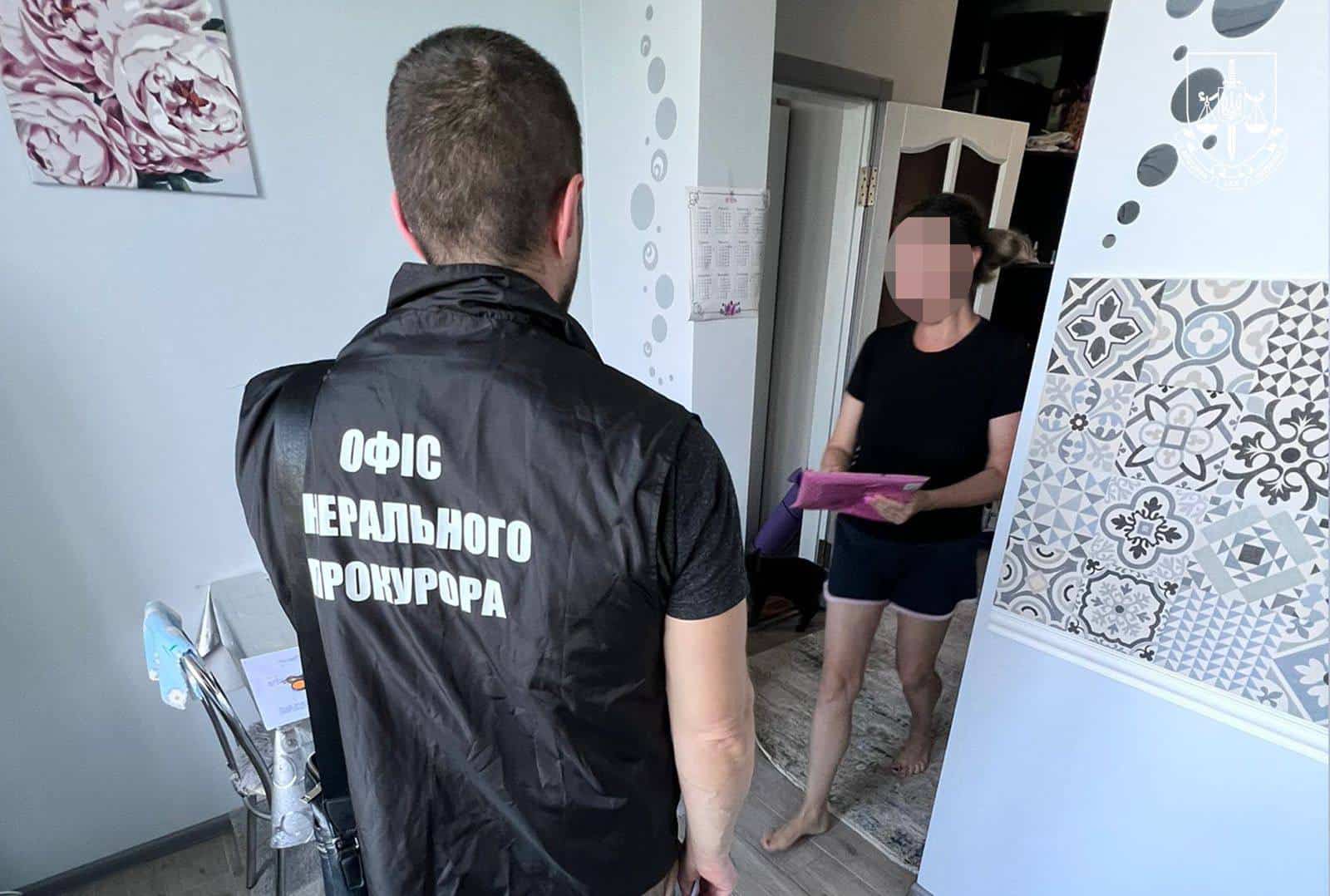 Підозрювана у видачі фіктивних рішень працівниця Мар'їнського рійонного суду. Фото: Офіс Генпрокурора