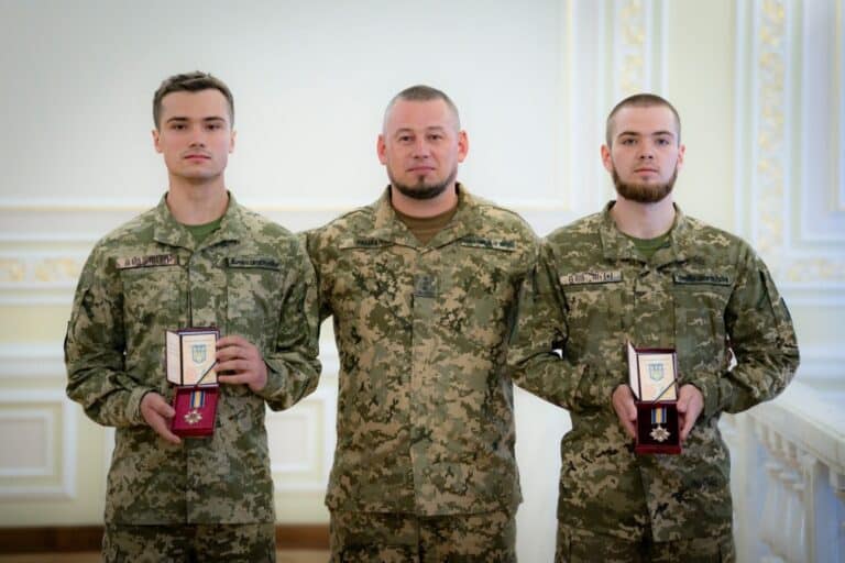 «В окружении удерживали позиции под Покровском»: двое военных из программы «18-24» получили ордена «За мужество»
