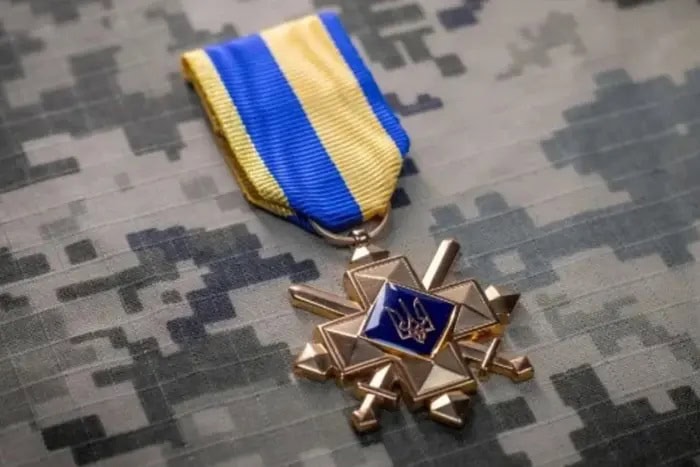 Нагороджені “Хрестом бойових заслуг” отримуватимуть щомісячні виплати та соцзахист