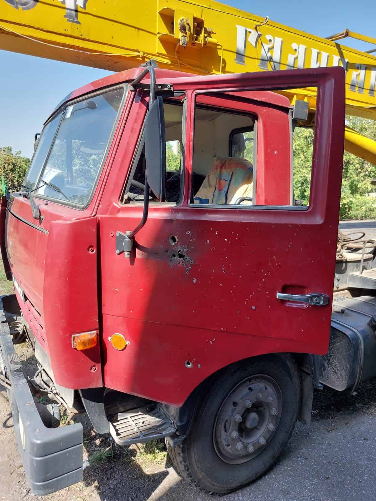 Пошкоджений транспорт місцевого комунального підприємства після атаки російських дронів.