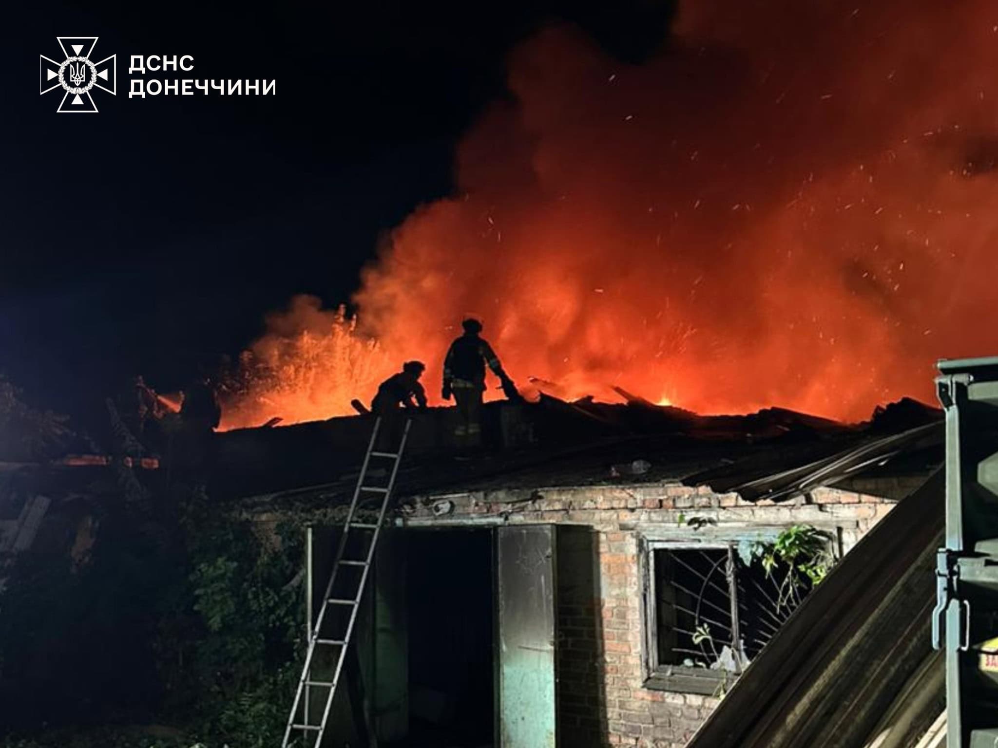 Пожежа, яка виникла внаслідок обстрілів Донецької області 5 вересня 2025 року
