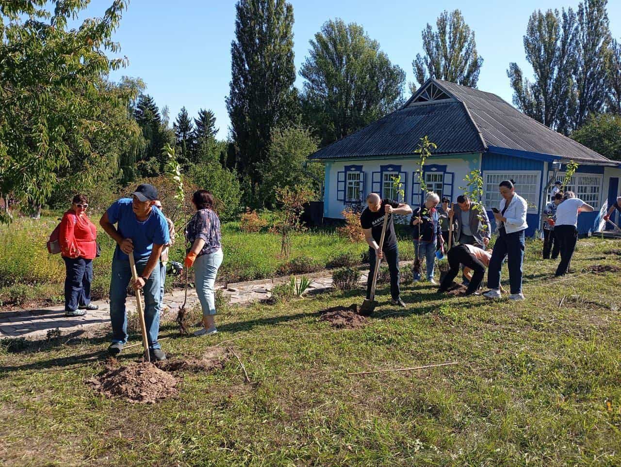 У Києві 11 вересня 2025 року висадили "Алею Бахмута" з райських яблунь до 454-ї річниці міста