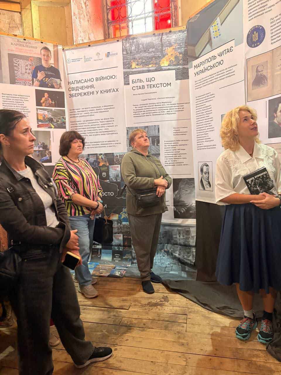 Зображення до посту: “Маріуполь живе попри окупацію”: в Житомирі відкрили виставку про символ міста і його захисників