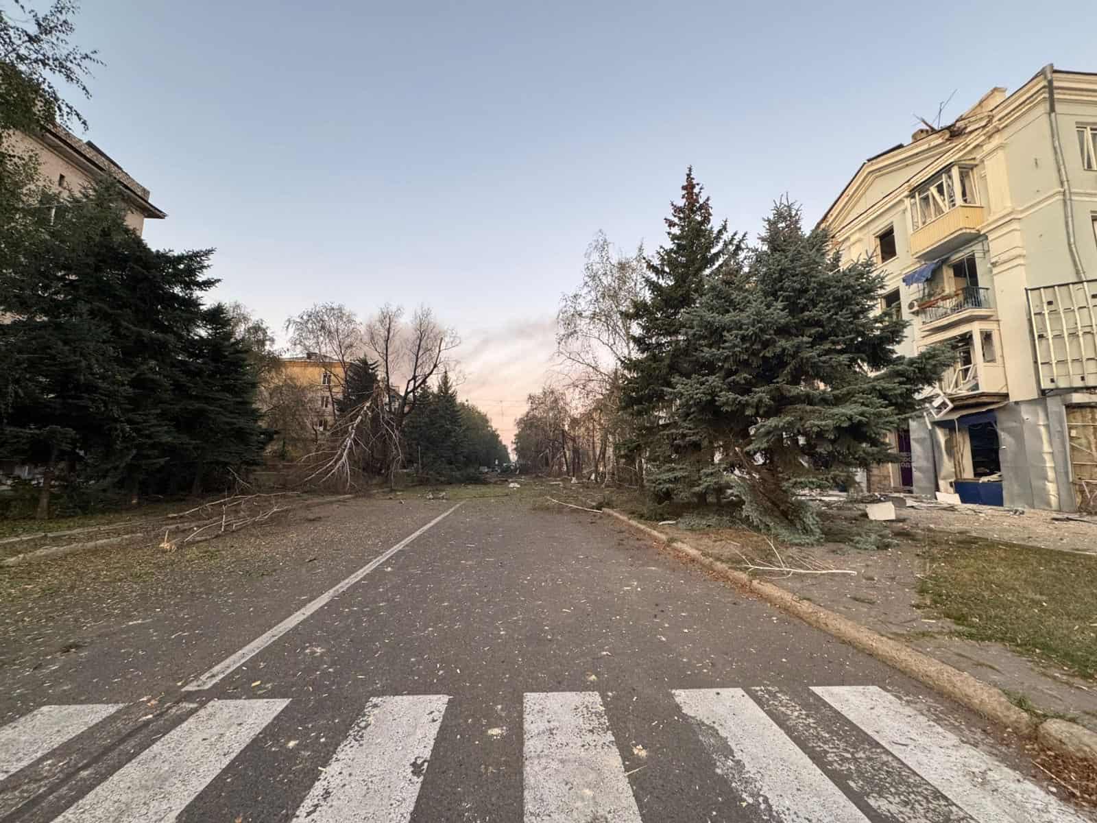 Наслідки російського авіаудару по центру Краматорська — дев’ятеро поранених.