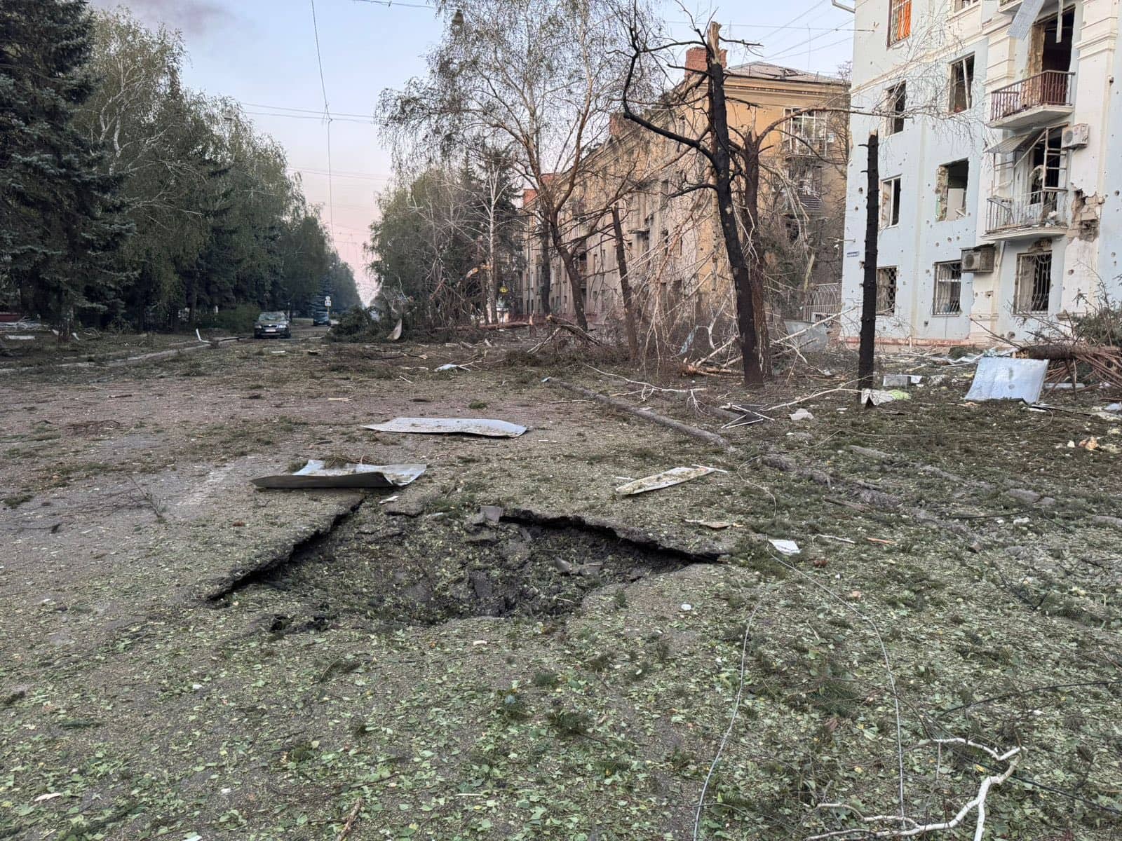 Комунальні служби працюють на місці нічного авіаудару по Краматорську.