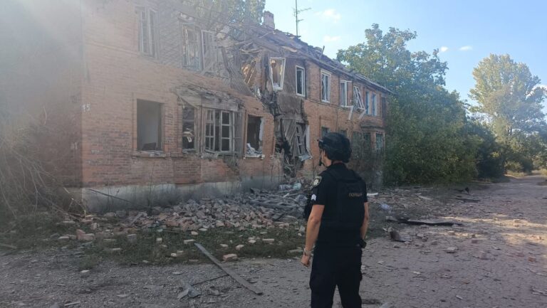 Росіяни вдарили по Костянтинівці з РСЗВ “Смерч”: двоє людей поранені