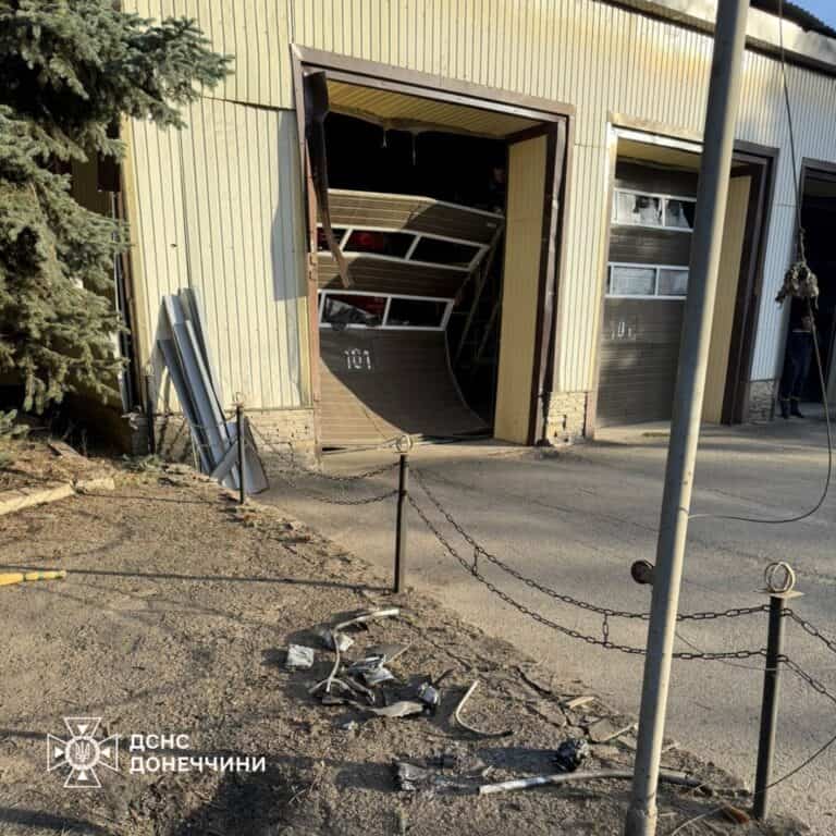 В День спасателя россияне обстреляли пожарно-спасательную часть в Дружковке