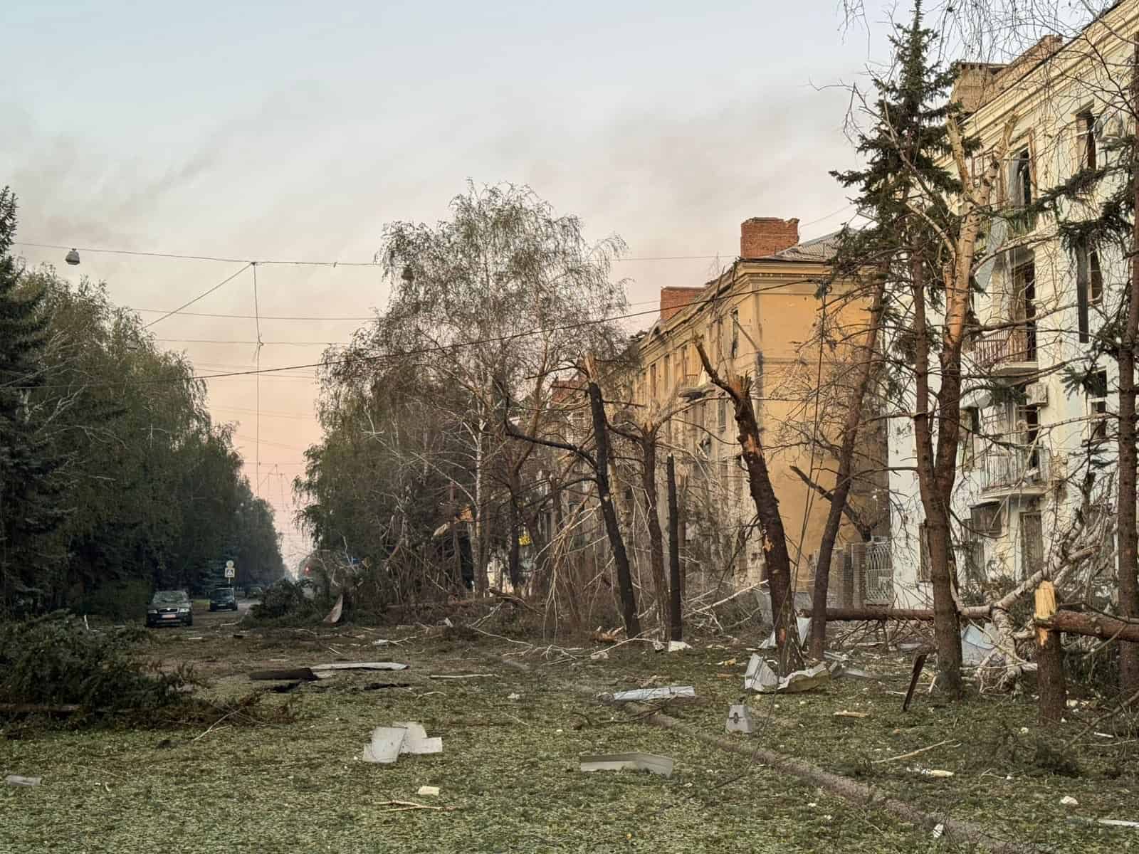 Рятувальники ліквідують наслідки обстрілу у центральній частині Краматорська.