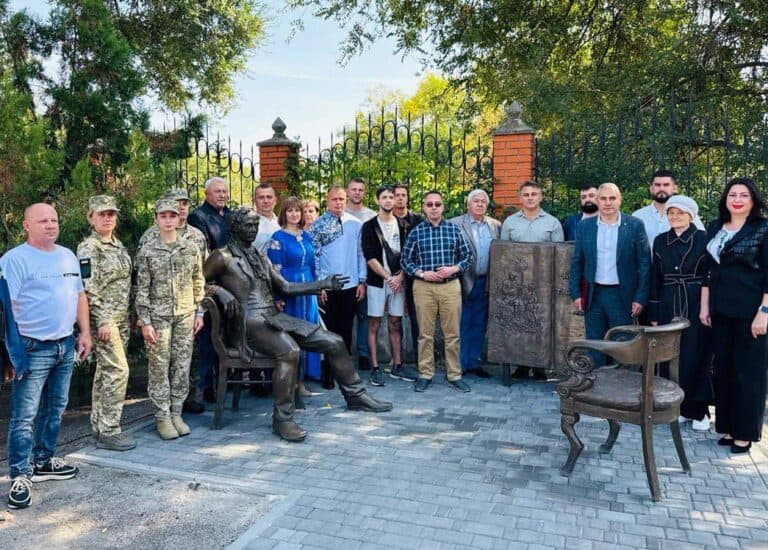 Эвакуированный из Покровска памятник Шевченко установили в городе Самар в Днепропетровской области