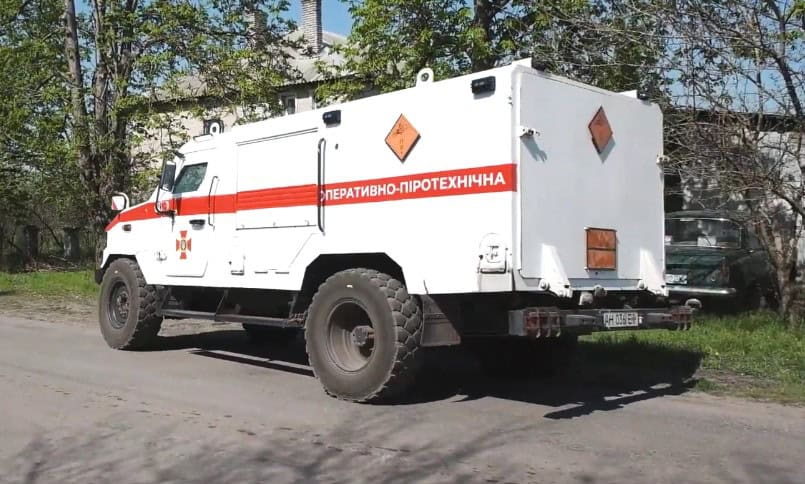Оперативно-піротехнічна машина. Скриншот Вільного Радіо з відео Головного управління ДСНС України у Донецькій області