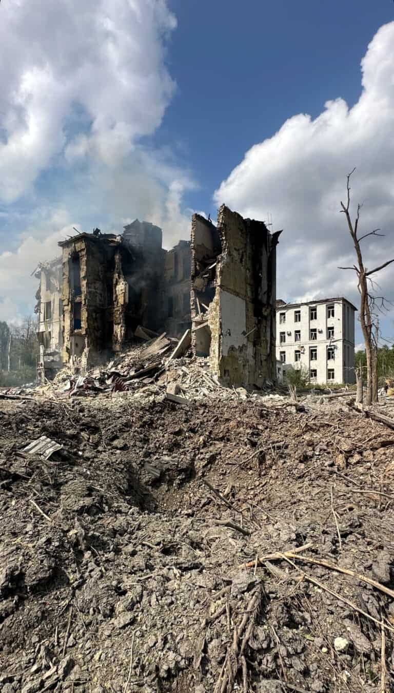Россияне уничтожили здание больницы №5 в Константиновке. Там был единственный в городе травмпункт