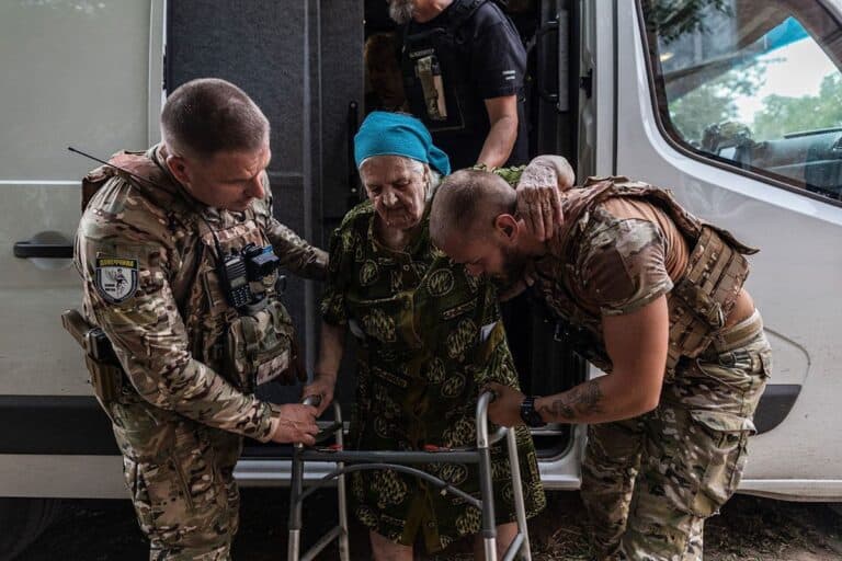За останні два тижні з Костянтинівки вивезли понад 400 людей: куди звертатися для евакуації