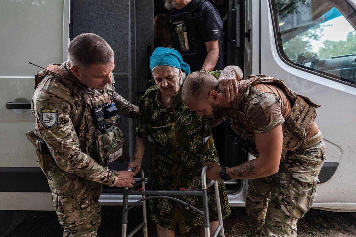 "Білий янгол" евакуює жителів Костянтинівки. Фото: Diego Herrera/Anadolu Agency
