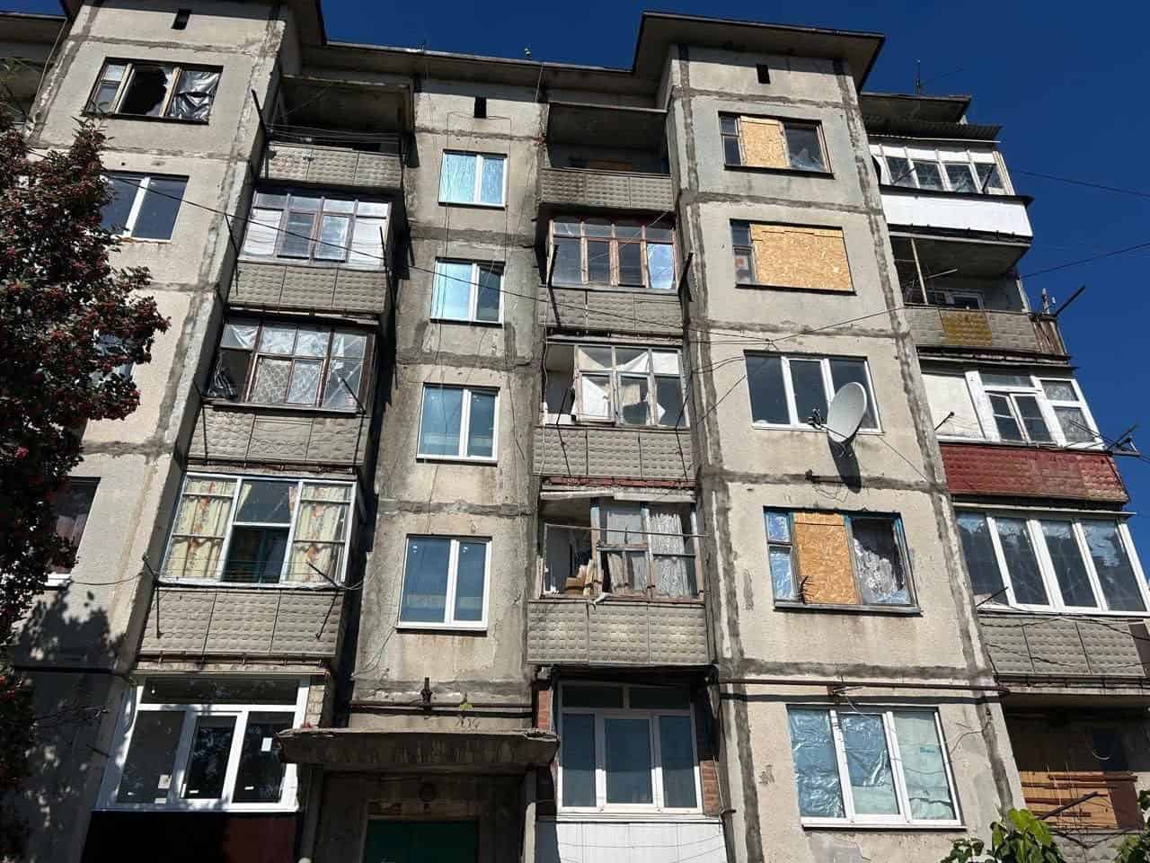 Пошкоджений багатоквартирний бадинок внаслідок російської атаки по Краматорську 12 вересня 2025 року. Фото: Краматорська міська рада