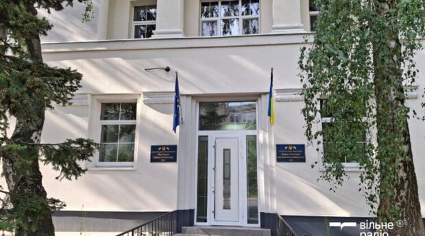 «Здесь все свои»: как мариупольские школы работают офлайн на базе релоцированного университета в Киеве