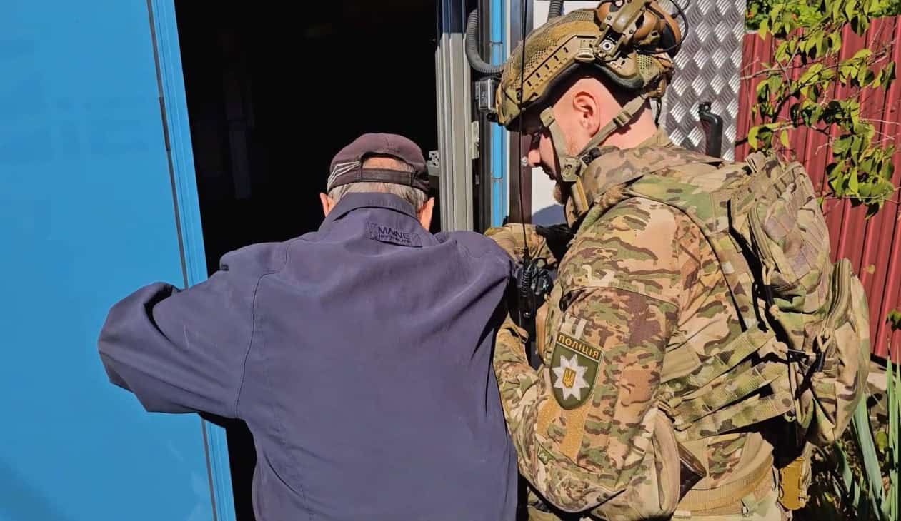 Поліцейський "Білого янгола" допомагає 81-річному жителю Ярової евакуюватися. Скриншот Вільного Радіо з відео поліції Донеччини