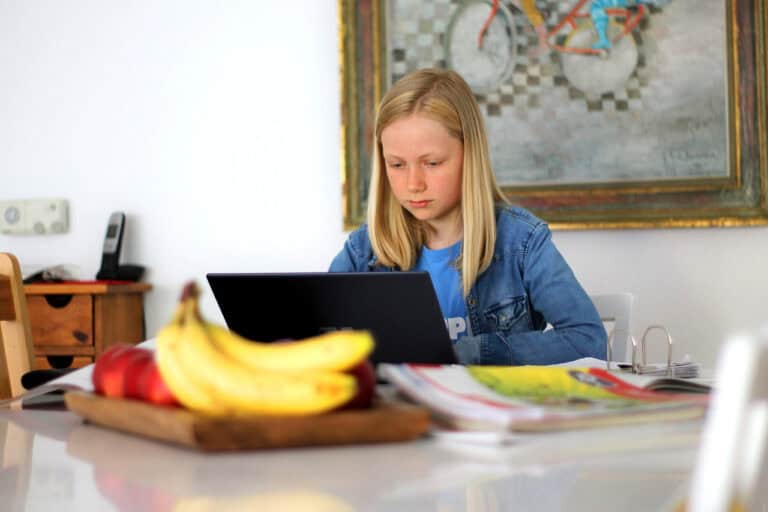 40 тисяч дітей з окупованих територій продовжують навчатися в українських школах: наскільки це для них небезпечно
