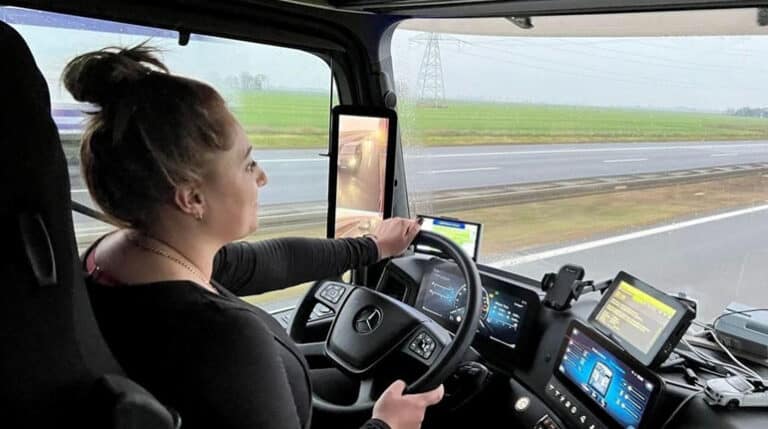 Українських жінок безкоштовно навчатимуть професіям у сфері логістики: як доєднатися до проєкту