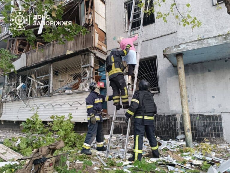 Более 70 человек получили ранения в результате длительной ночной атаки оккупантов. Больше всего пострадавших — в Запорожье