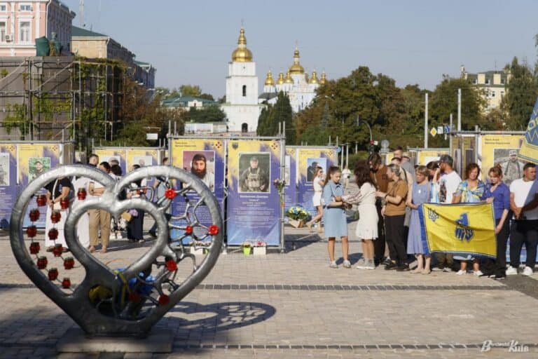 “Воїни світла”: у Києві показують виставку, присвячену пам’яті загиблих захисників