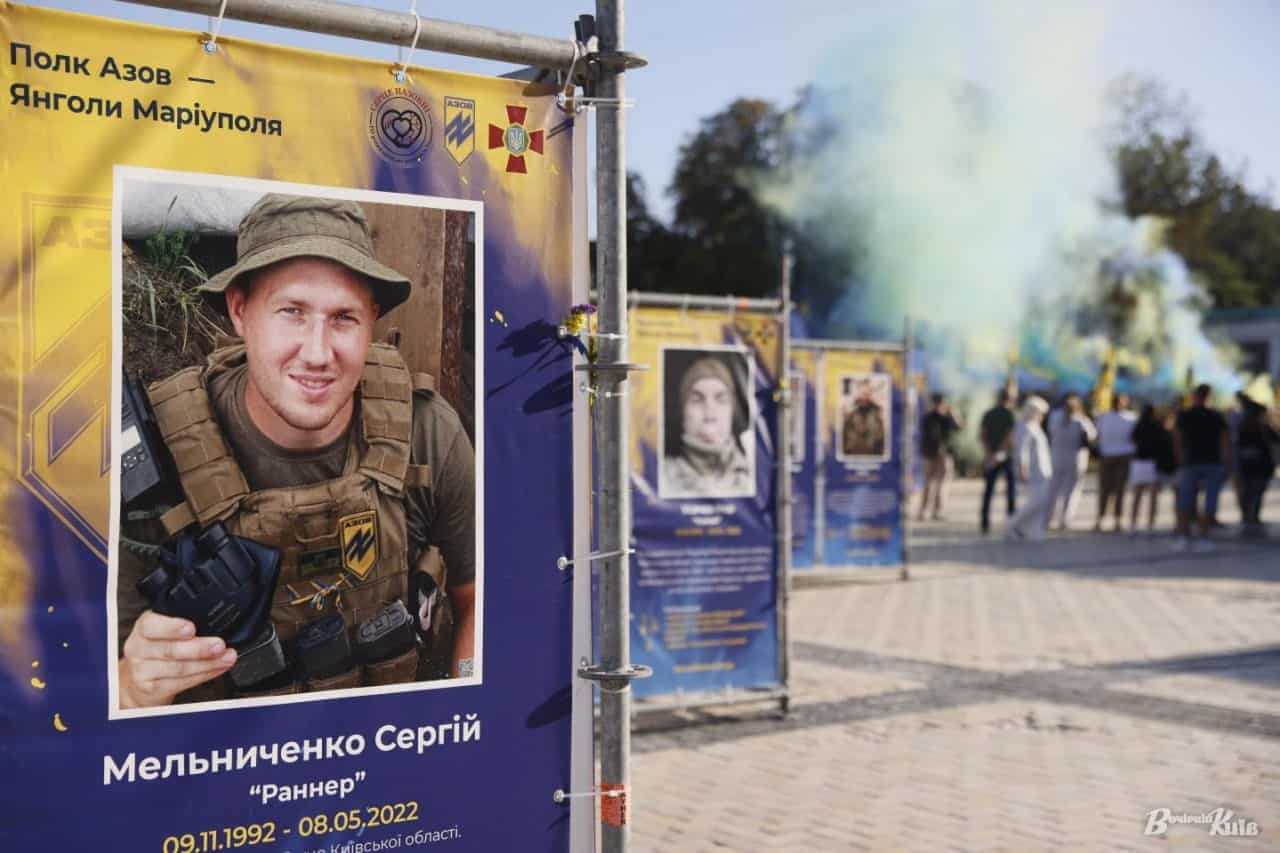 “Воїни світла”: у Києві показують виставку, присвячену пам'яті загиблих захисників