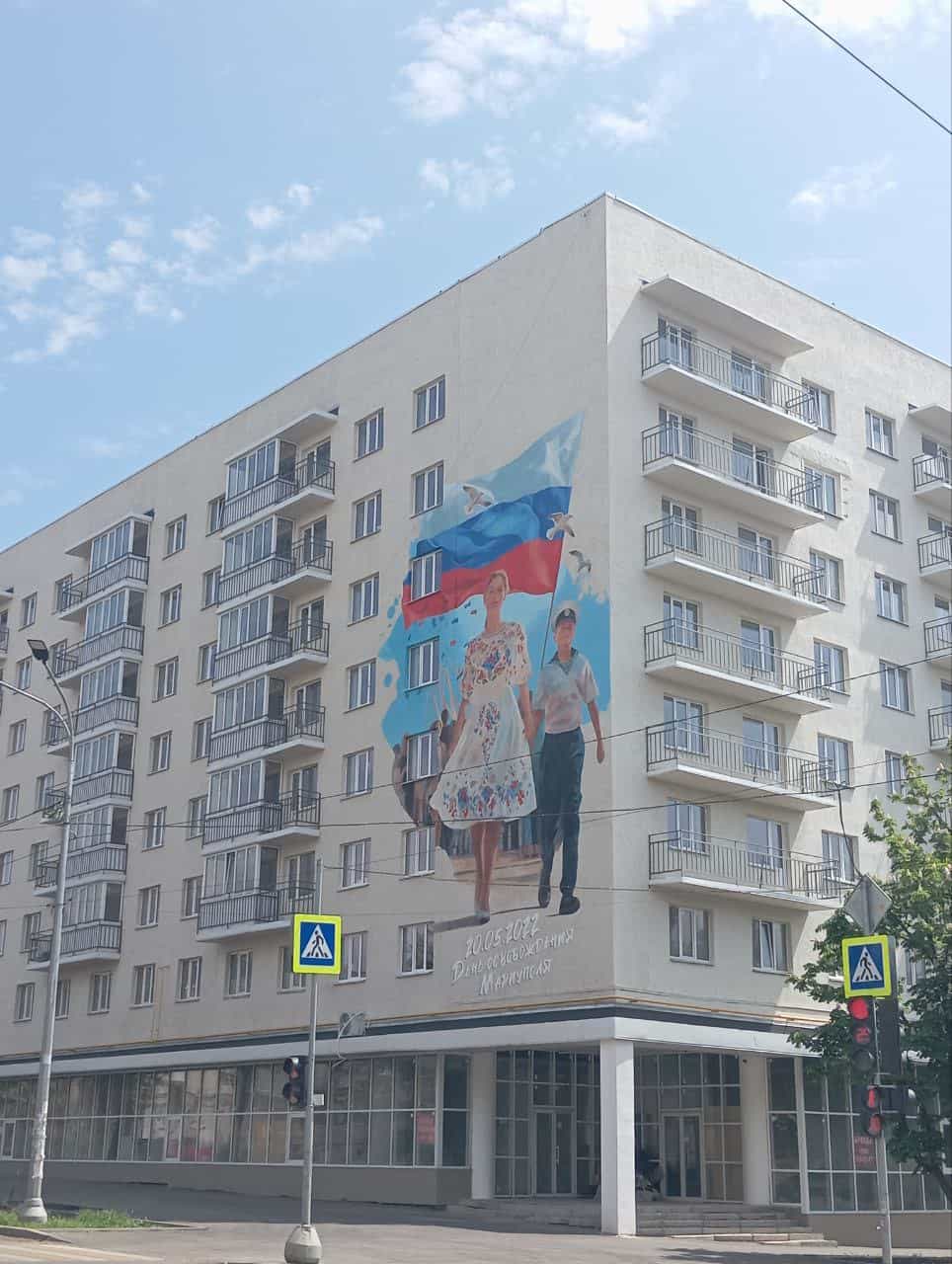 Влада Маріуполя заявила, що росіяни знищили усі відомі українські стінописи й постаменти у місті