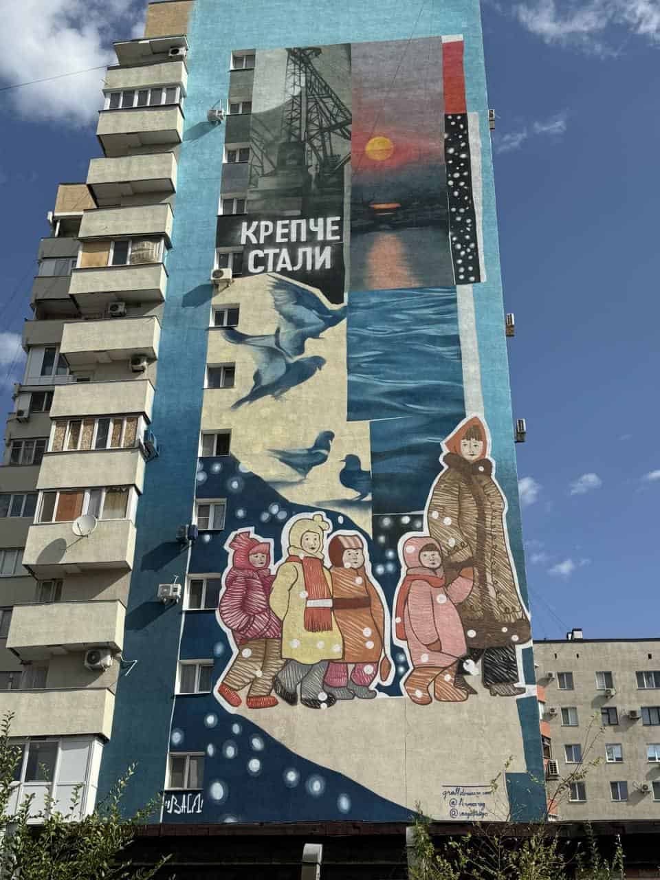 Влада Маріуполя заявила, що росіяни знищили усі відомі українські стінописи й постаменти у місті