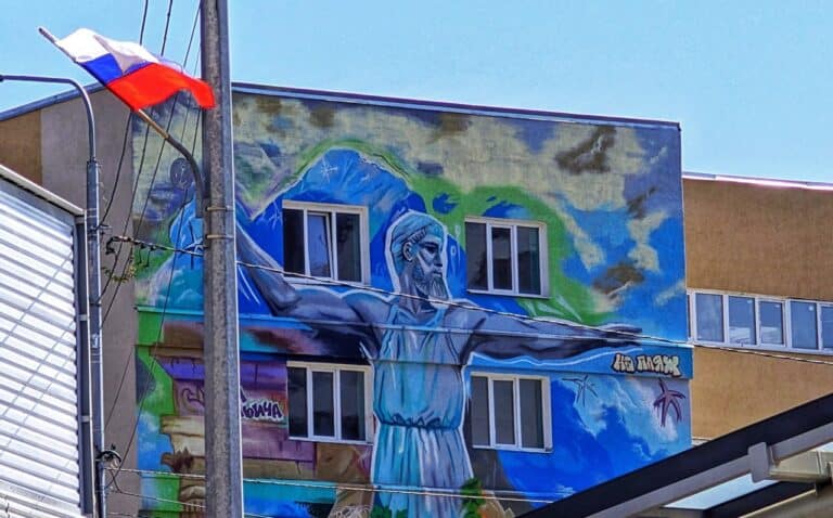 “Памʼятник прянику і самовару”: влада Маріуполя заявила, що росіяни знищили усі відомі українські стінописи й постаменти у місті