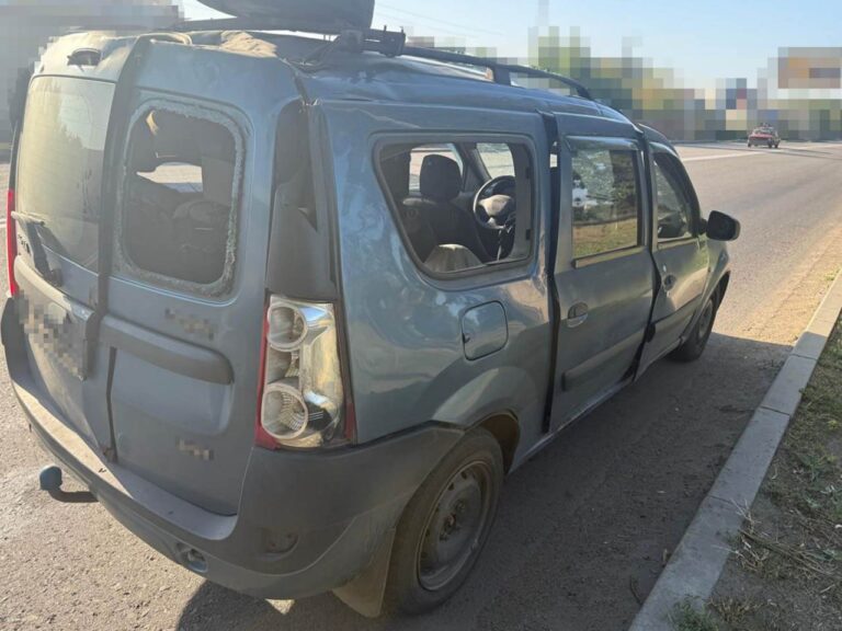Россияне атаковали микроавтобус в Славянске: один погибший, пять раненых. Участок трассы Киев-Довжанский закрыли