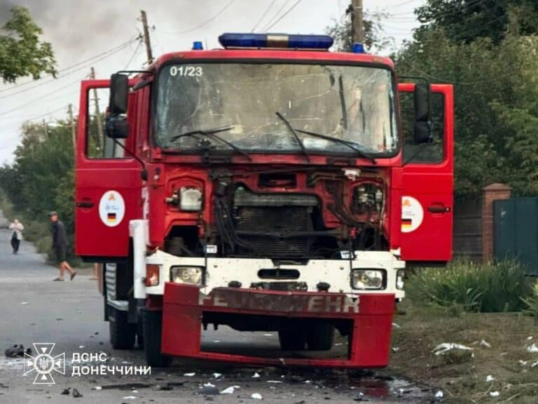 Россияне ударили беспилотником по спасателям в Краматорске, повредили автомобиль