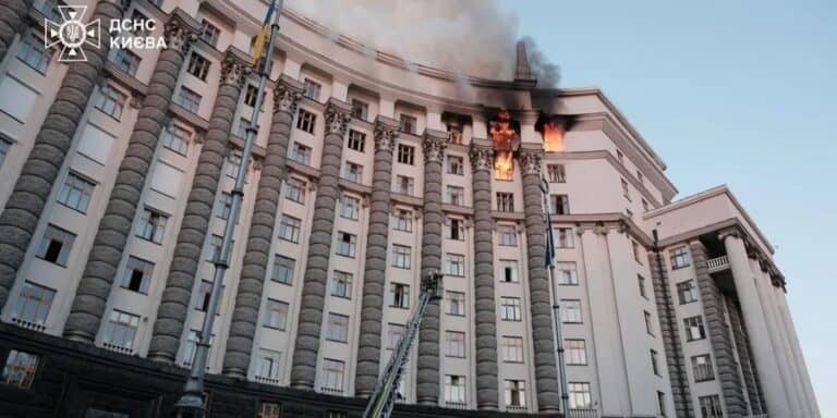 Более 800 дронов, 13 ракет и попадание в здание Кабмина: россияне нанесли рекордный комбинированный удар по Украине