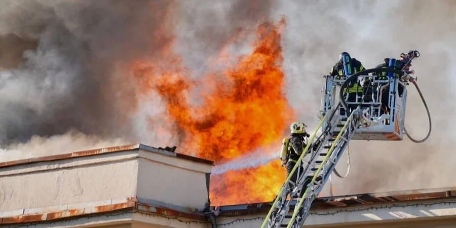 Зображення до посту: Понад 800 дронів, 13 ракет та влучання у будівлю Кабміну: росіяни завдали рекордного комбінованого удару по Україні