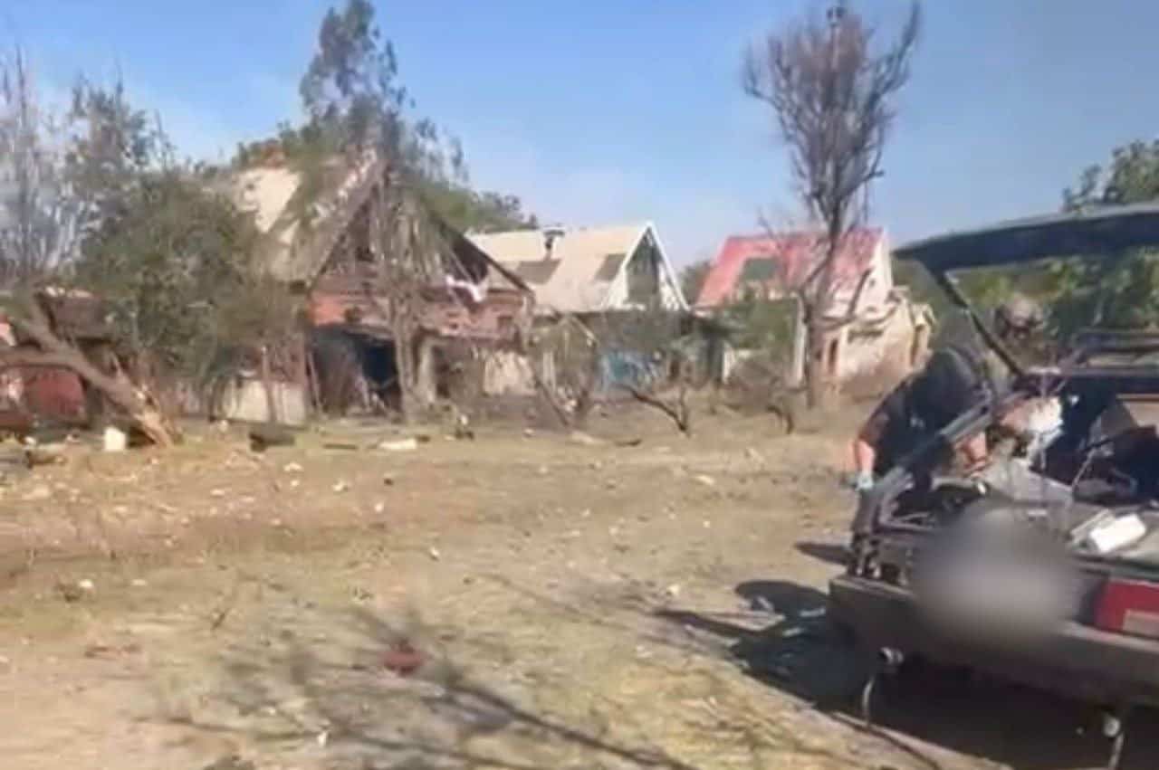 Щонайменше 2 людини загинули та 8 дістали поранень через удар по Костянтинівці