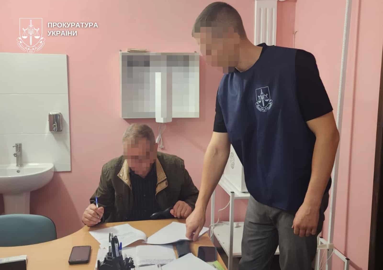 Слідчі вручають підозру за можливе розкрадання в Донецькій області. Фото: Донецька обласна прокуратура