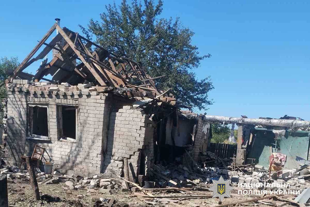 Наслідки атаки дронами та авіабомбами по Дружківці на Донеччині.