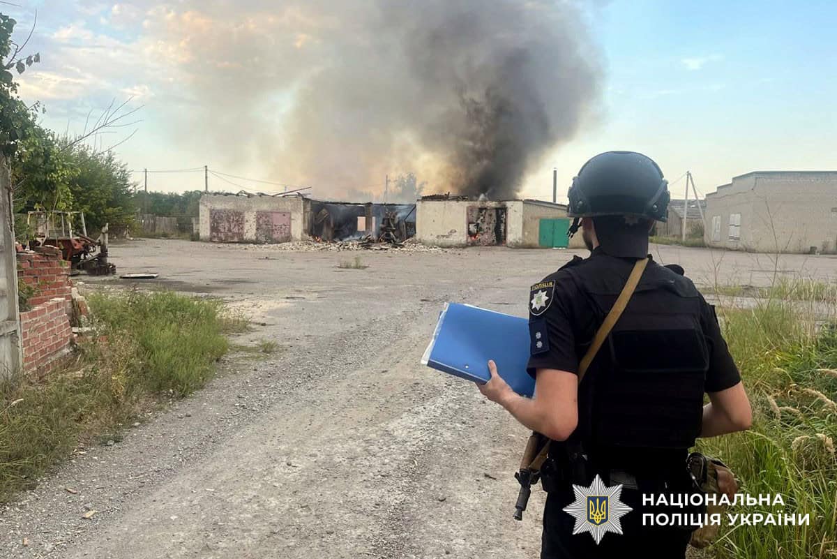 Наслідки удару дронами по житловим кварталам у Дружківці.