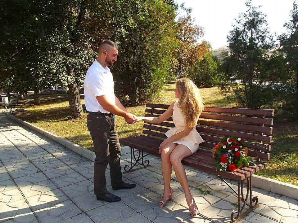Військовий Артем Попов разом із дружиною Дар’єю. Фото: Державна прикордонна служба України