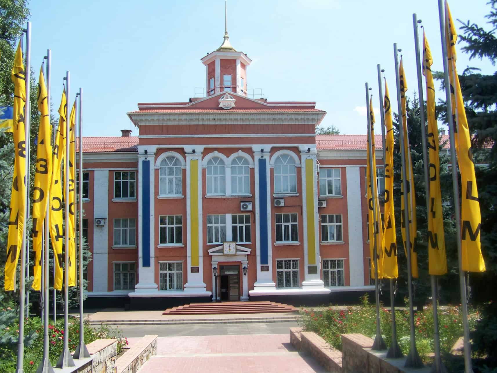 Адміністративна будівля заводу з обробки кольорових металів у Бахмуті до повномасштабного вторгнення Росії
