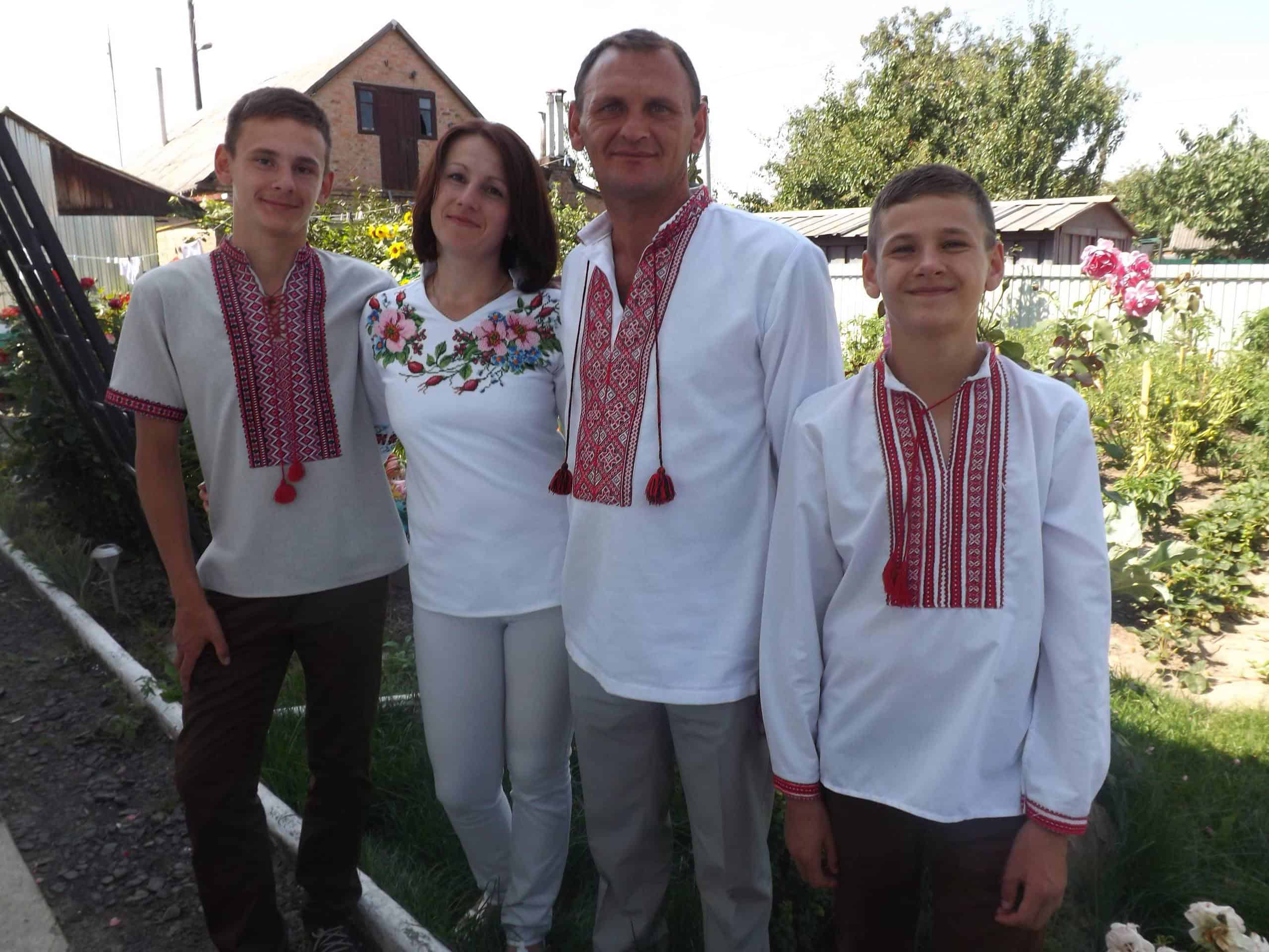 Військовий Валентин Оліферчук разом із дружиною Наталією та синами. Фото з архіву родини