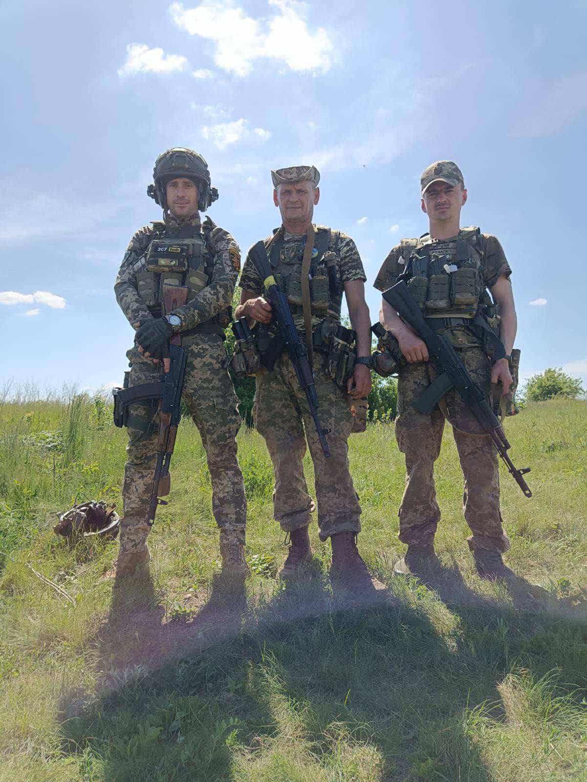 Військовий Валентин Оліферчук з побратимами. Фото з архіву родини