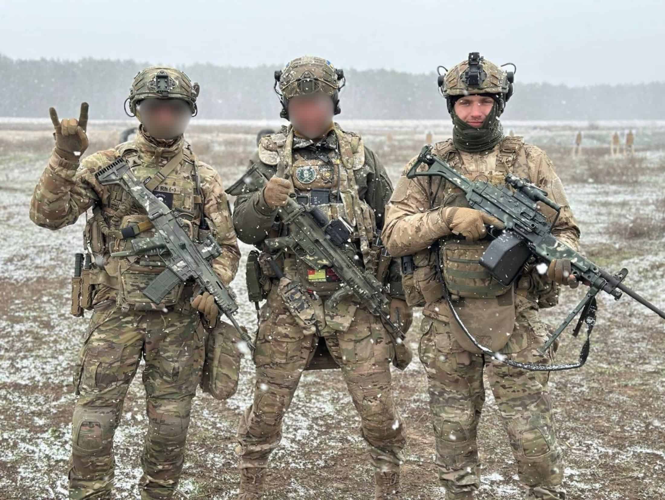 Військовий Дмитро Станкевич разом із побратимами. Фото з архіву родини
