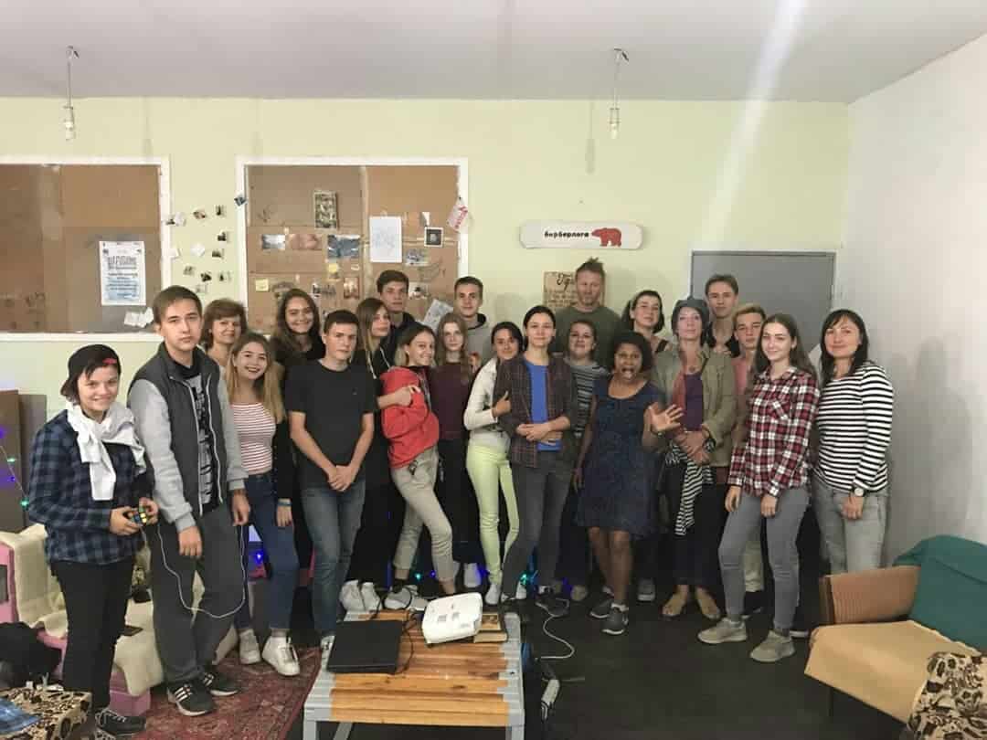 Алан Мейєр та інші закордонні художники разом зі школярами в артпросторі “БірБерлога”. Фото надане співрозмовницею